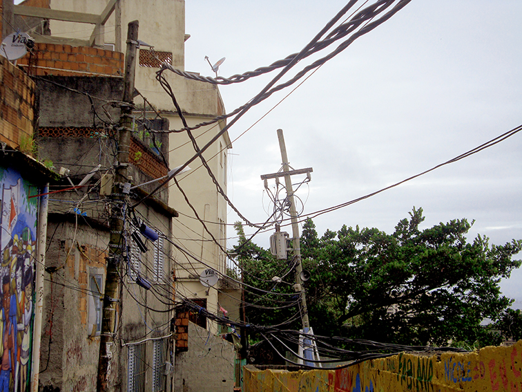 Le compteur d'électricité aux favelas : l'espace public entre normes et défiance